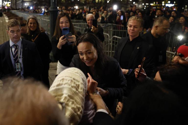 $!La premio Nobel de la Paz, María Corina Machado (C), saluda a sus partidarios reunidos frente al Grand Hotel en Oslo, Noruega, la madrugada del 11 de diciembre de 2025.