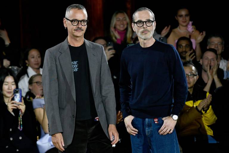 $!Los diseñadores Viktor Horsting (i) and Rolf Snoeren (d) se presentan tras su pasarela de su colección primavera/verano 2023 de Alta Costura, en la semana de la moda de París.