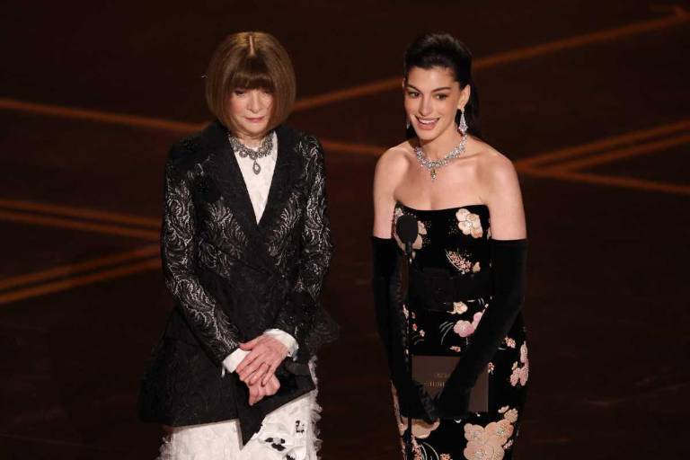 $!Anna Wintour y Anne Hathaway protagonizaron una delas apariciones más aplaudidas de la noche.