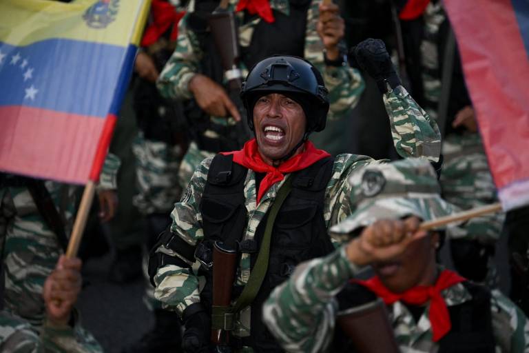 $!Miembros de la milicia bolivariana participan en un despliegue militar en apoyo al presidente de Venezuela, Nicolás Maduro, en la avenida Bolívar de Caracas.