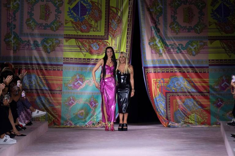 $!Dua Lipa junto a Donatella Versace en la presentación de la colección Primavera-Verano 2022 de Versace.