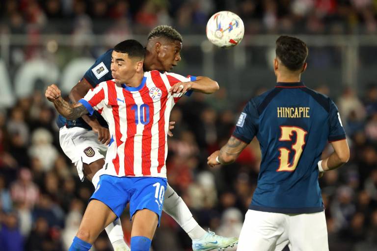 $!Miguel Almirón de Paraguay disputan el balón con Nilson Angulo de Ecuador. De espalda Piero Hincapie, impecable en defensa.