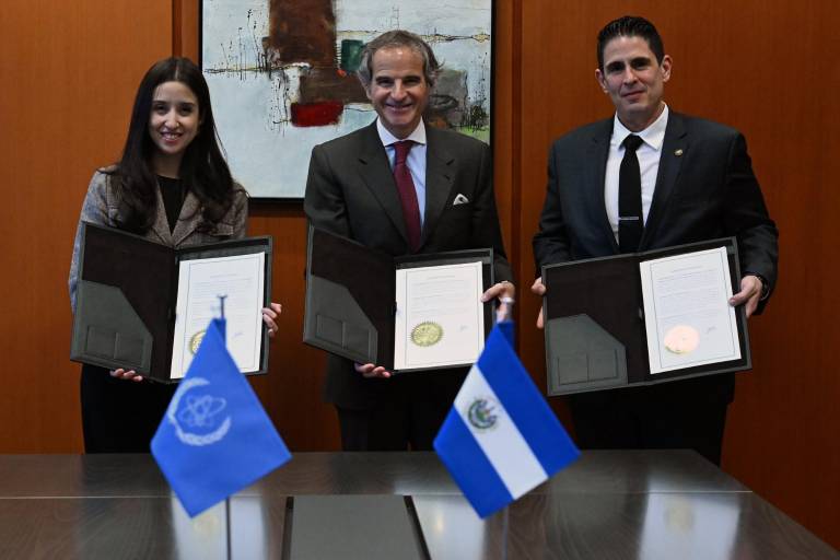 $!Fotografía en la que aparece el director general de la Agencia Internacional de Energía Atómica, Rafael Grossi, junto a la vicecanciller de El Salvador, Adriana Mira, y Daniel Alvarez, director general de Energía, Hidrocarburos y Minas.