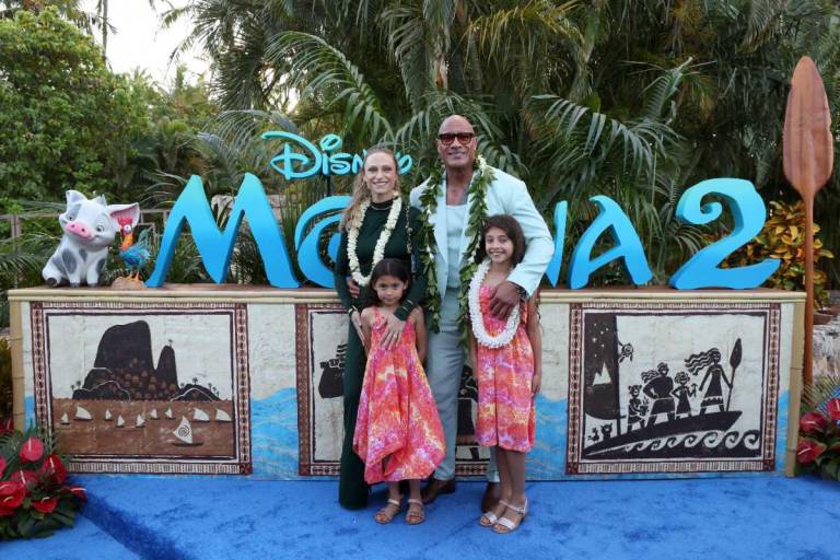 $!Dwayne Johnson junto a su esposa, Lauren Hashian y sus hijas, Tiana Johnson y Jasmine Johnson durante la premiere de Moana 2.