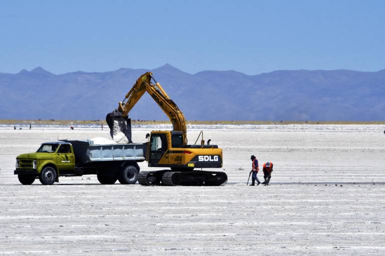 $!Empleados trabajan en el salar de Salinas Grandes cerca de la comunidad indígena Kolla del Santuario de Tres Pozos.
