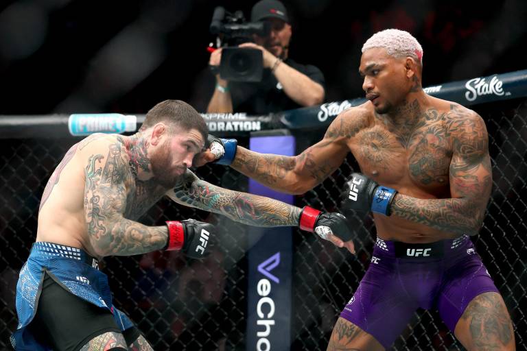 $!Michael Morales de Ecuador (D) golpea a Sean Brady de Estados Unidos durante UFC 322 en el Madison Square Garden el 15 de noviembre de 2025 en la ciudad de Nueva York.