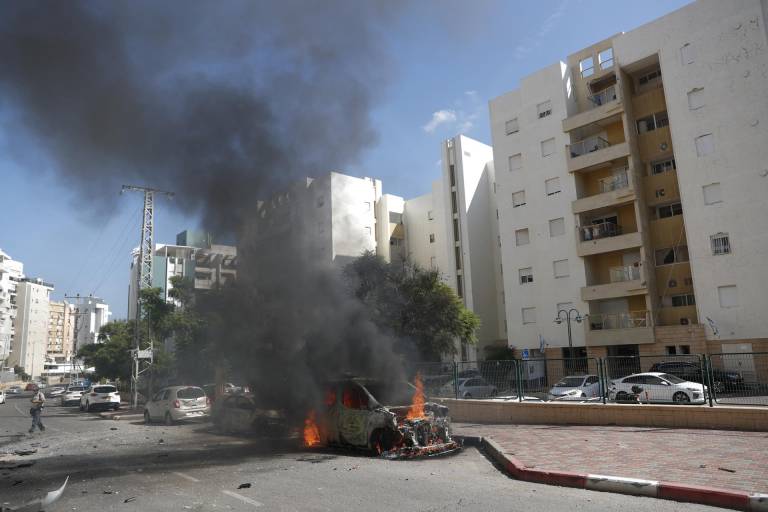$!Vehículo en llamas luego del ataque con cohetes enviados desde Gaza.