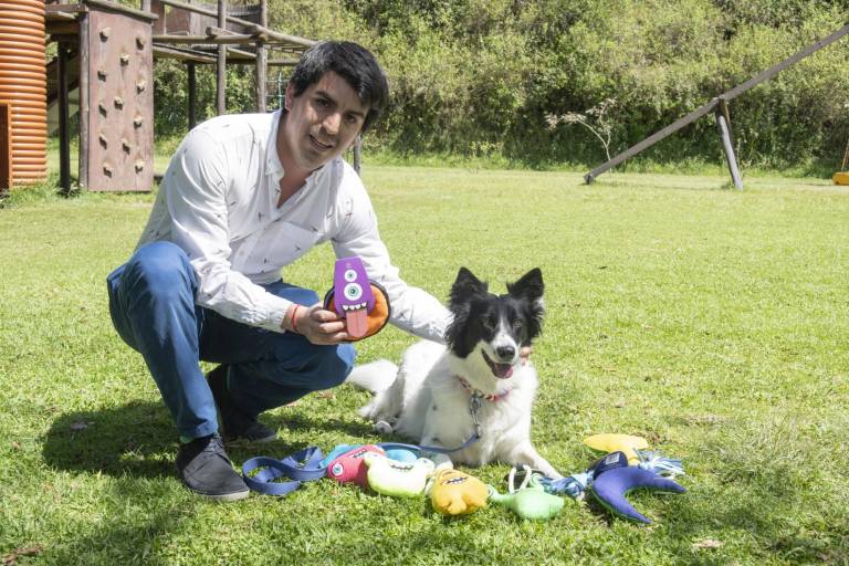 $!Juan Sebastián Espín desarrolló la marca de juguetes para mascotas Alku Pets, elaborados con hilo pet.