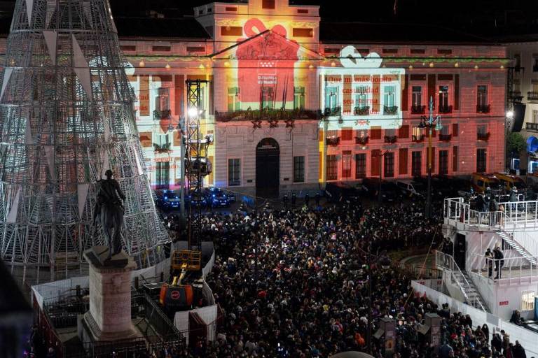$!La gente celebró la Nochevieja en la plaza Puerta del Sol de Madrid.
