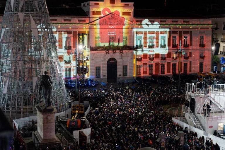 $!La gente celebró la Nochevieja en la plaza Puerta del Sol de Madrid.