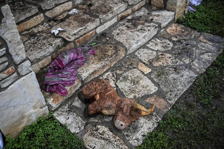 $!Un juguete de peluche yace en el suelo afuera de una cabaña en Camp Mystic, el sitio donde al menos 20 niñas desaparecieron.