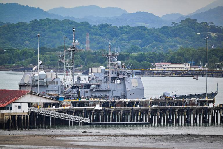 $!El buque de guerra de la Armada de los EE. UU. USS Lake Erie (CG 70) atraca en el Puerto de Balboa en la Ciudad de Panamá el 28 de agosto de 2025.