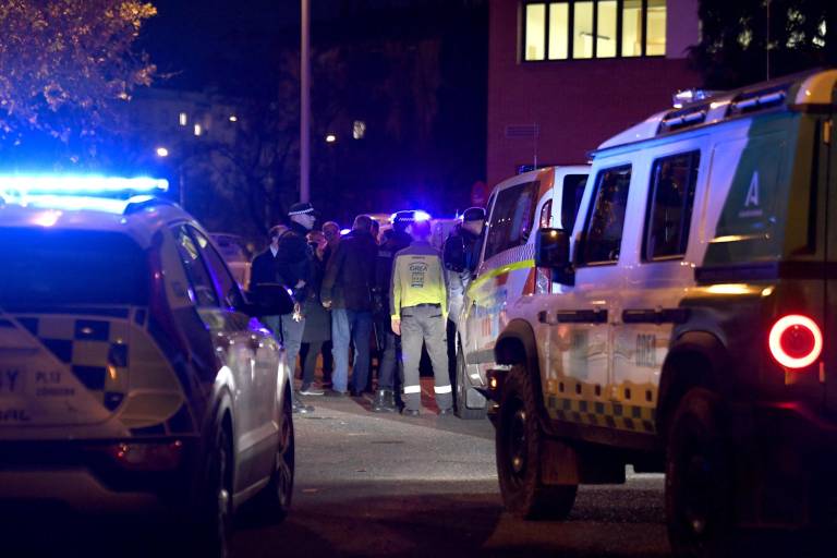 $!Vehículos civiles de protección y familiares llegan al centro de emergencia instalado cerca del lugar donde un tren de alta velocidad Iryo descarriló.