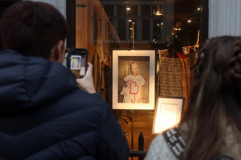 $!Personas tomando fotografías fuera de la tienda de la diseñadora Vivienne Westwood's en Conduit Street en el centro de Londres.