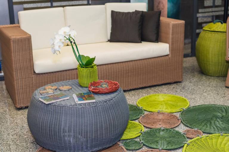 $!Muebles de realizados con material de Tetra pack reciclado, expuestos en Diciembre 2023 en la feria de moda y sostenibilidad Weya.