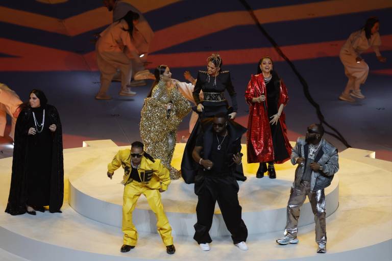 $!GR7019. LUSAIL (CATAR), 18/12/2022.- Artistas se presentan en la ceremonia de clausura hoy, antes de la final del Mundial de Fútbol Qatar 2022 entre Argentina y Francia en el estadio de Lusail (Catar). EFE/ Alberto Estevez