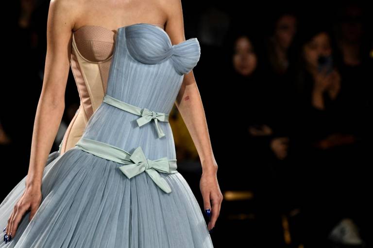 $!Una modelo muestra una de las creaciones de Viktor &amp; Rolf durante la pasarela de Alta Costura en la Semana de la moda de París.