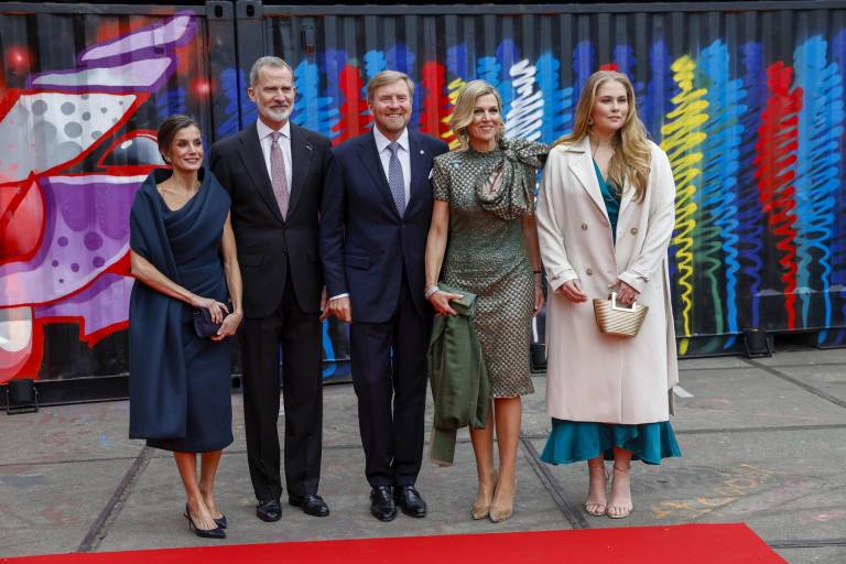 $!El rey Felipe y la reina Letizia posan junto a los reyes de los Países Bajos, Guillermo Alejandro (c) y Maxima (2d), y la princesa heredera, Catalina Amalia de Orange (d), durante su visita a la exposición de arte contemporáneo en el Straat Museum de Ámsterdam, dentro de su visita de Estado al país.