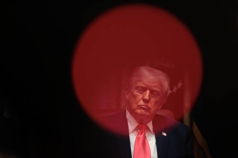 $!El presidente Donald Trump asiste a una reunión de su gabinete en la Sala del Gabinete de la Casa Blanca el 2 de diciembre de 2025 en Washington, DC.