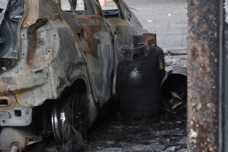 $!Tanques de gas consumidos por llamas a un costado del vehículo.