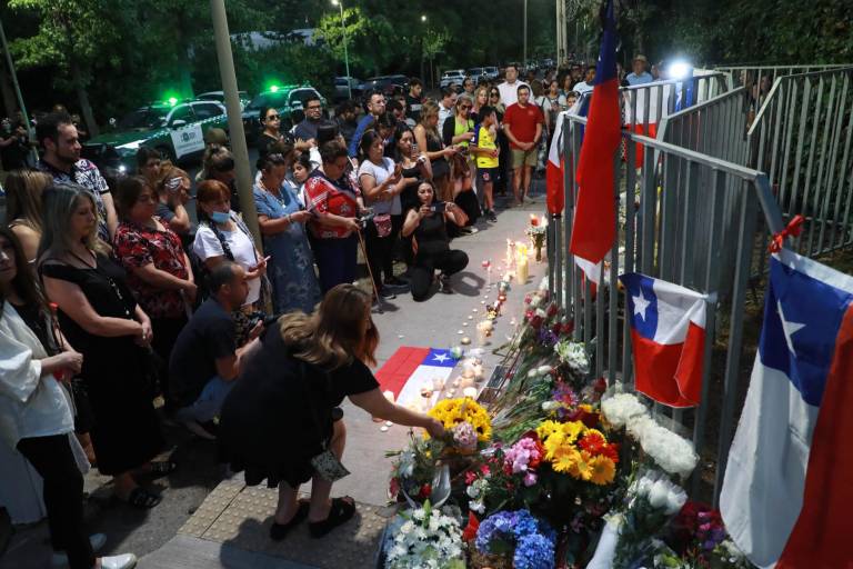 $!Los partidarios del expresidente chileno Sebastián Piñera se reúnen en un monumento en su honor frente a su casa en Santiago el 6 de febrero de 2024.