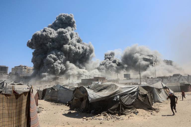 $!Columnas de humo se elevan en la ciudad de Gaza después de los ataques israelíes a la torre Tiba el 10 de septiembre de 2025, luego del anuncio de Israel de que atacaría edificios altos identificados como utilizados por Hamas antes de la conquista planeada por sus fuerzas del centro urbano.