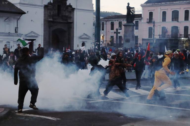 $!Enfrentamientos que por el momento no han dejado víctimas se reportaron en la Plaza de Calderón, en Quito, entre manifestantes y la Policía.