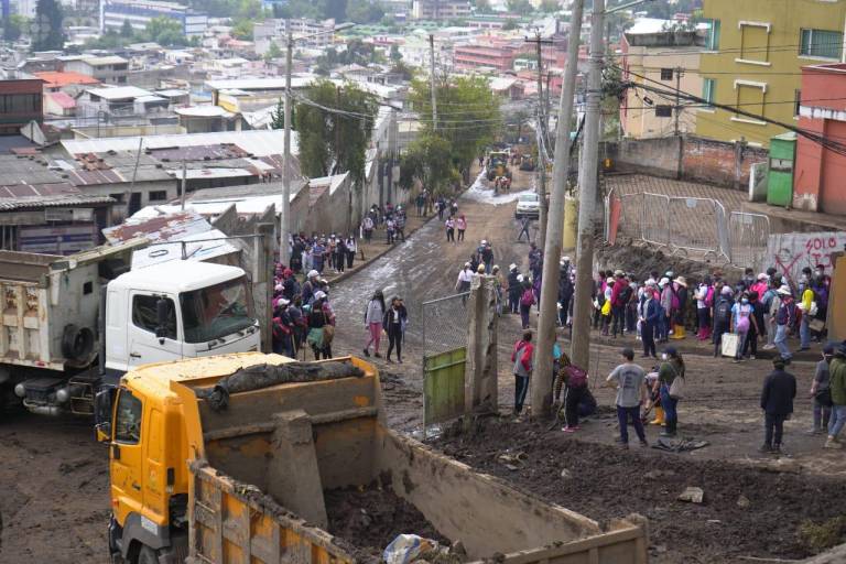 $!Más de 1.300 ciudadanos se unieron a la minga de limpieza en Quito por aluvión que deja 28 muertos