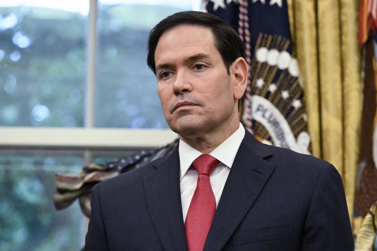 $!El secretario de Estado de Estados Unidos, Marco Rubio, escucha al presidente estadounidense Donald Trump.