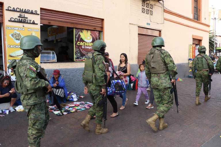 $!La declaratoria de estado conflicto interno armado por parte del Gobierno devino en el despliegue de militares en distintas ciudades del país. En esta foto aparecen uniformados patrullando el sur de Quito.