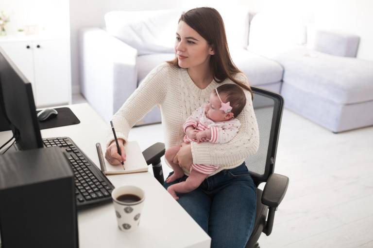 $!El teletrabajo se ha convertido en una forma de combinar la vida profesional con la maternidad.