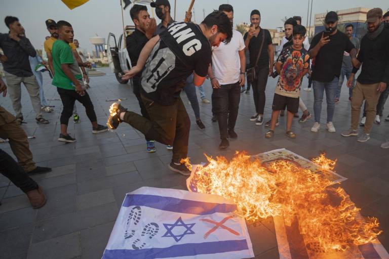 $!Ciudadanos prenden fuego a la bandera de Israel.