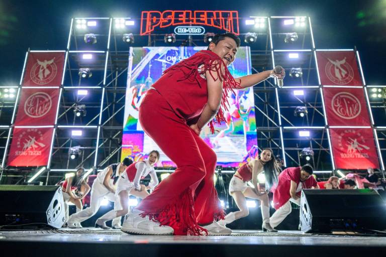 $!Psy durante su presentación en la universidad de Seúl bailando ‘Gangnam Style’.