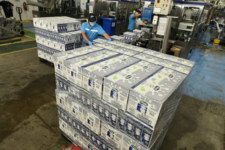 $!La industria láctea en Azuay se abastece de producción de provincias aledañas, como Cañar o Loja.