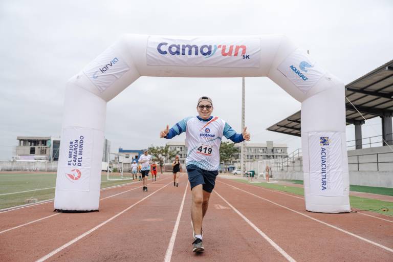 $!Uno de los participantes de CamaRun 2025 llegando a la meta.
