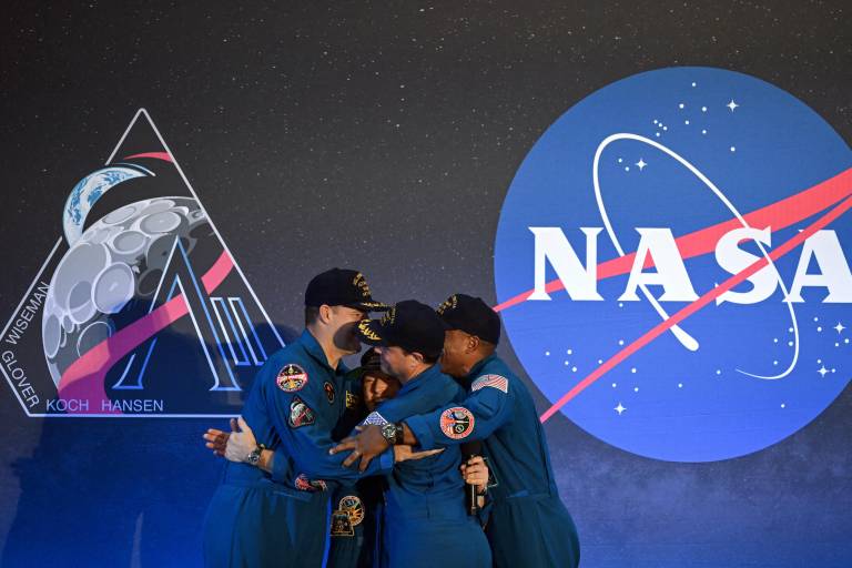 $!Los astronautas de Artemis II se juntan en un abrazo en Houston, Texas.