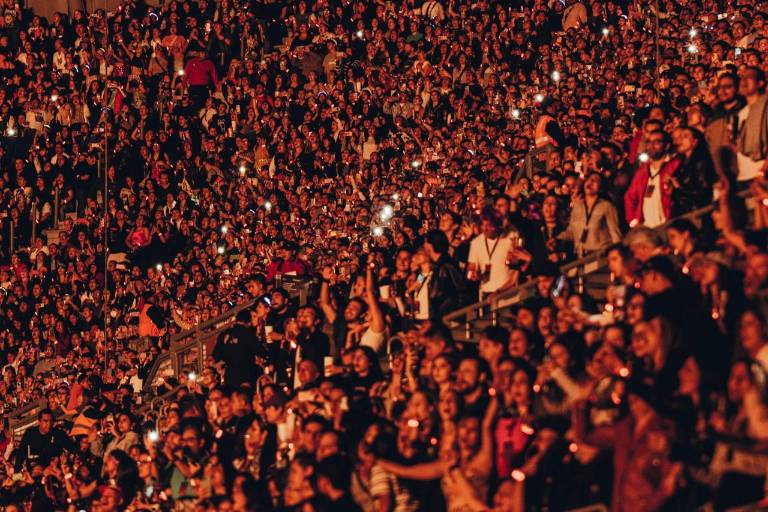 $!Desde las gradas hasta la pista, el ambiente en Quito fue de celebración total. Los fanáticos ondean banderas, graban con sus teléfonos y corean su nombre en cada pausa.