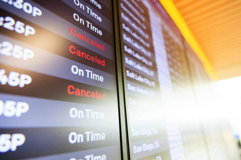 $!Un panel informativo muestra los vuelos cancelados en el Aeropuerto Internacional de Denver el 6 de noviembre de 2025 en Denver, Colorado.