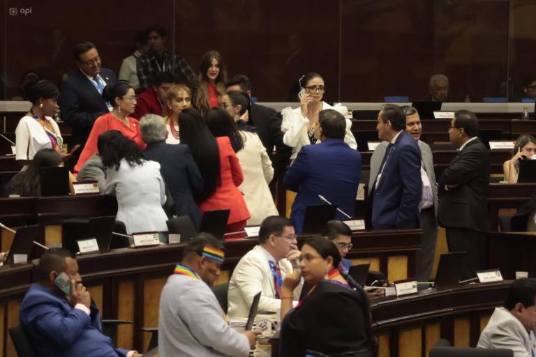 $!El correísmo no podía creer que se estaban quedando sin los principales cargos en la Asamblea.