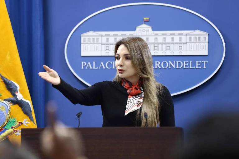 $!La portavoz del presidente de Ecuador, Carolina Jaramillo, habla durante una rueda de prensa en el Palacio de Gobierno este lunes, en Quito.