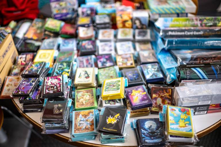 $!Los fanáticos de Pokémon exhiben tarjetas y productos en el área comercial dedicada durante el Campeonato Mundial Pokémon 2023