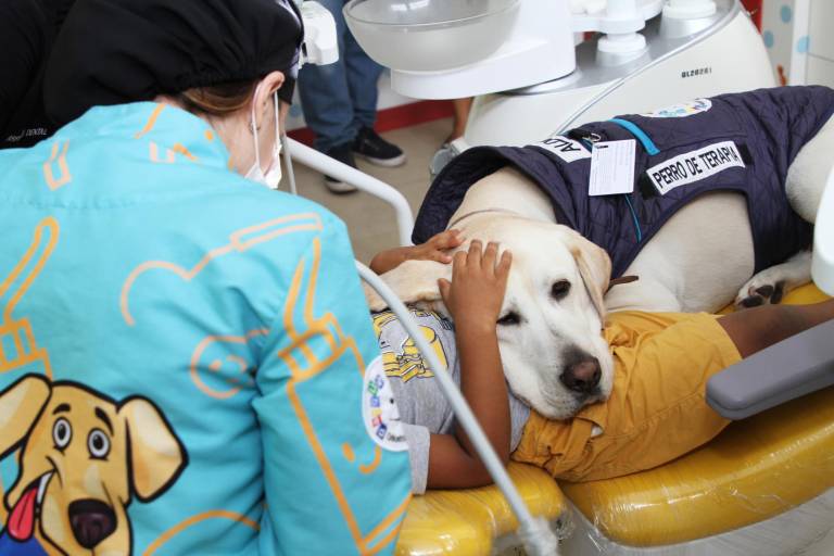 $!Aldo dando apoyo emocional a pacientes de Parque Dental.