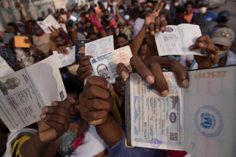 $!Cientos de haitianos se congregan frente a la sede de la embajada de Estados Unidos con la esperanza de que les concedan un visa para abandonar su país.