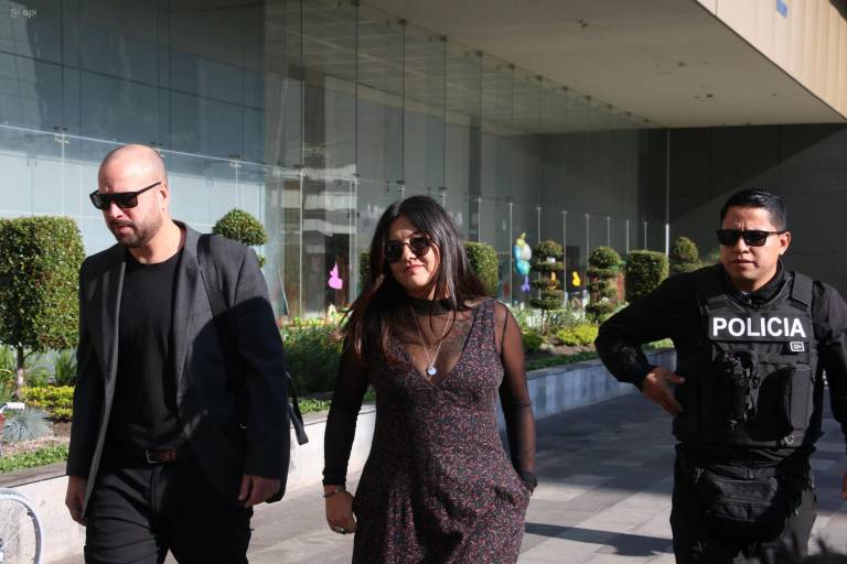 $!Quito, martes 10 de febrero de 2026. Ingreso de Amanda Villavicencio a la Unidad Judicial Norte por el caso del magnicidio de su padre.