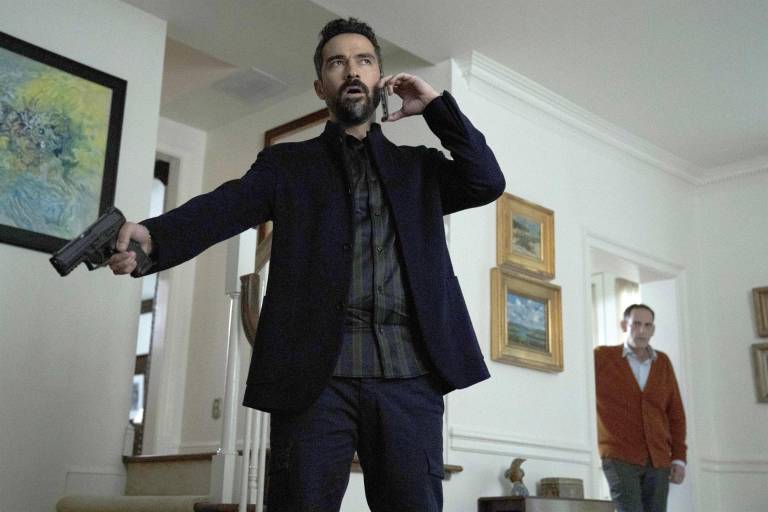 $!Fotograma cedido por Netflix donde aparece Alfonso Herrera (i) como Javi Elizonndro, y Damian Young (d) como Jim Rattelsdorf, durante una escena de la serie Ozark que se estrenó este viernes a nivel mundial.