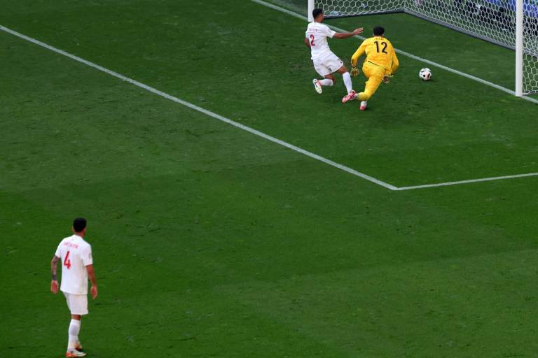 $!Altay Bayindir y Mehmet Zeki Celik intentan alcanzar el balón, a punto de ingresar a la línea de gol.