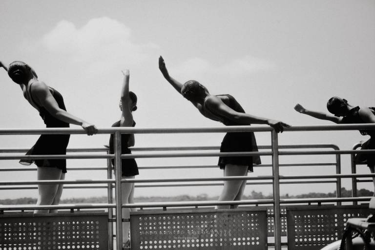 $!Jóvenes danzando frente al río Guayas.