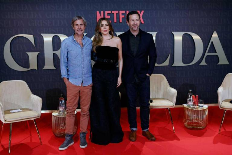 $!La actriz colombiana, Sofía Vergara, junto al productor estadounidense Eric Newman (d) y el director colombiano Andrés Baiz (i) durante la presentación de la serie de Netflix 'Griselda', en Madrid.