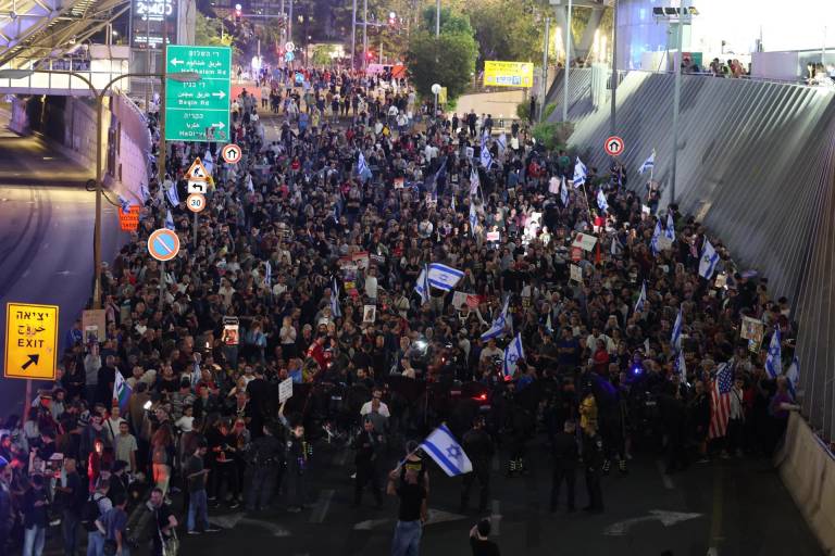 $!Manifestantes bloquean la carretera de Ayalon donde piden la liberación inmediata de los rehenes israelíes retenidos por Hamás en Gaza, durante una protesta en Tel Aviv, Israel, el 6 de mayo de 2024.