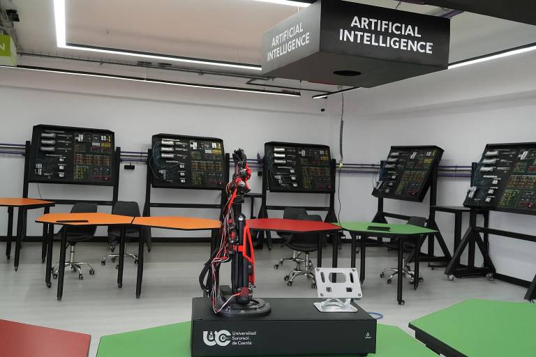 $!Foto del brazo robótico dentro del área de desarrollo tecnológico.